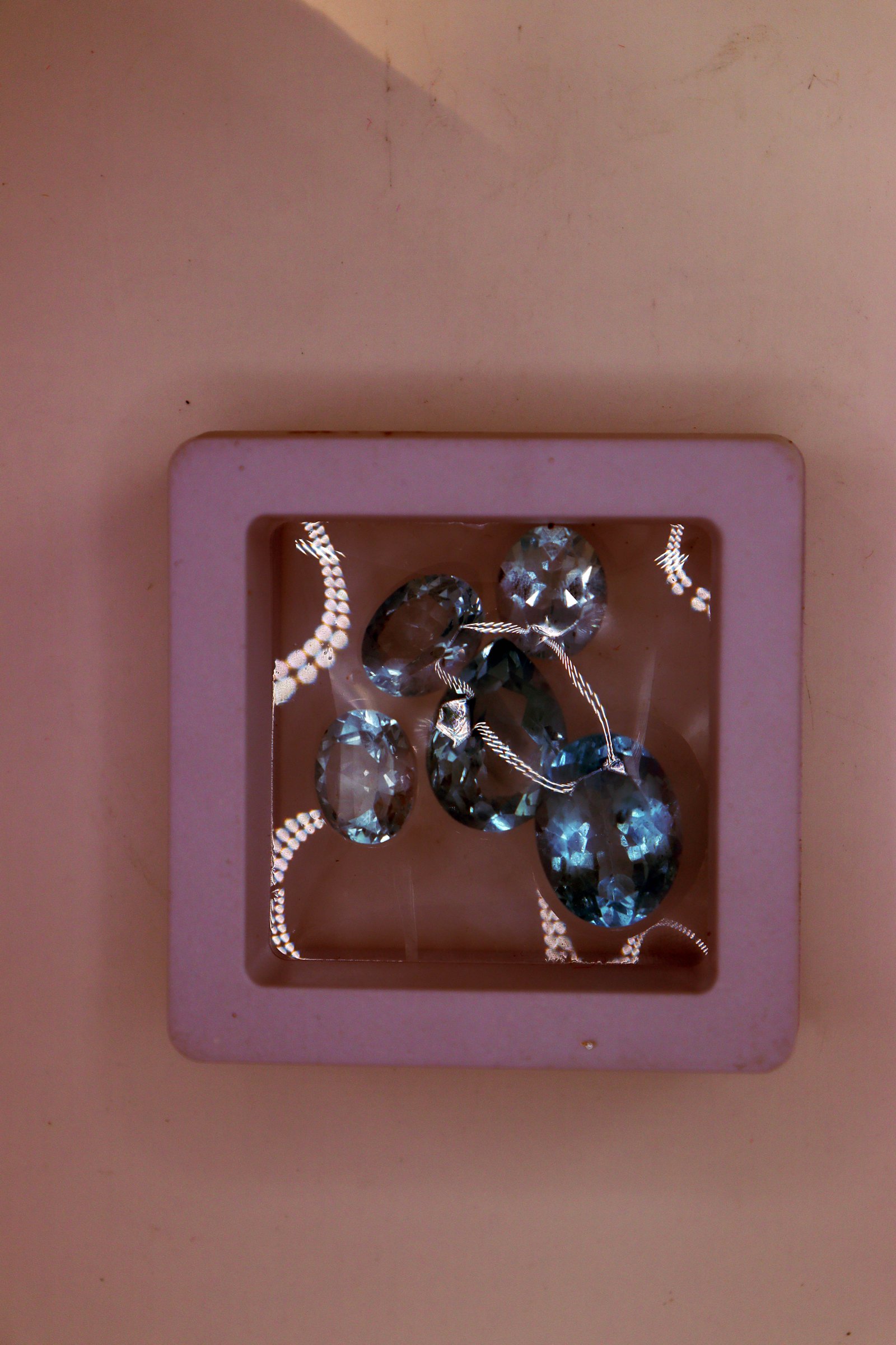 ब्लू टोपाज़ (light blue stone)